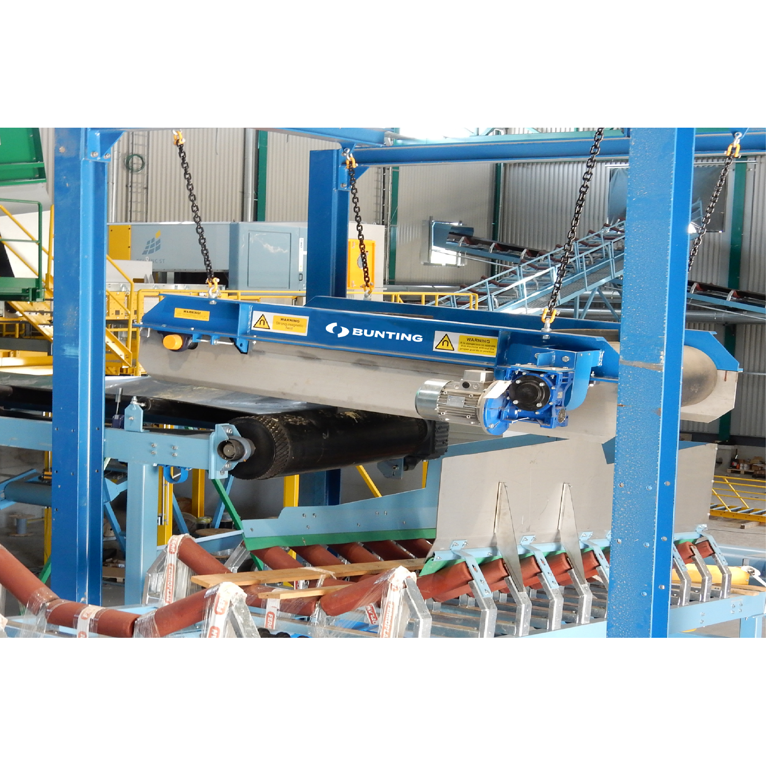 EMAX overband mounted in-line with the conveyor belt