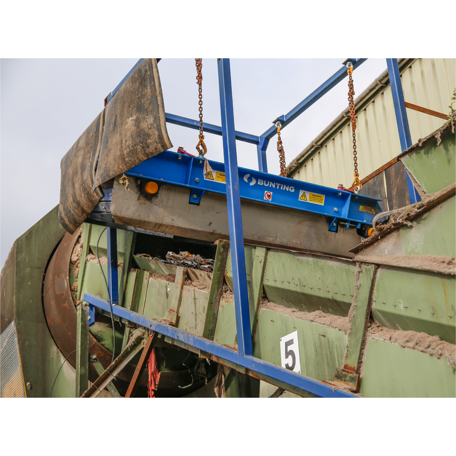 EMAX air-cooled overband magnet at a recycling plant.