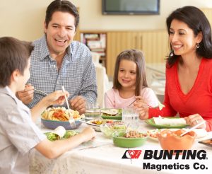 familia-comer-Detección de metales protege alimentos y familias-Bunting Magnetics-Magnetic Separation-Newton, KS